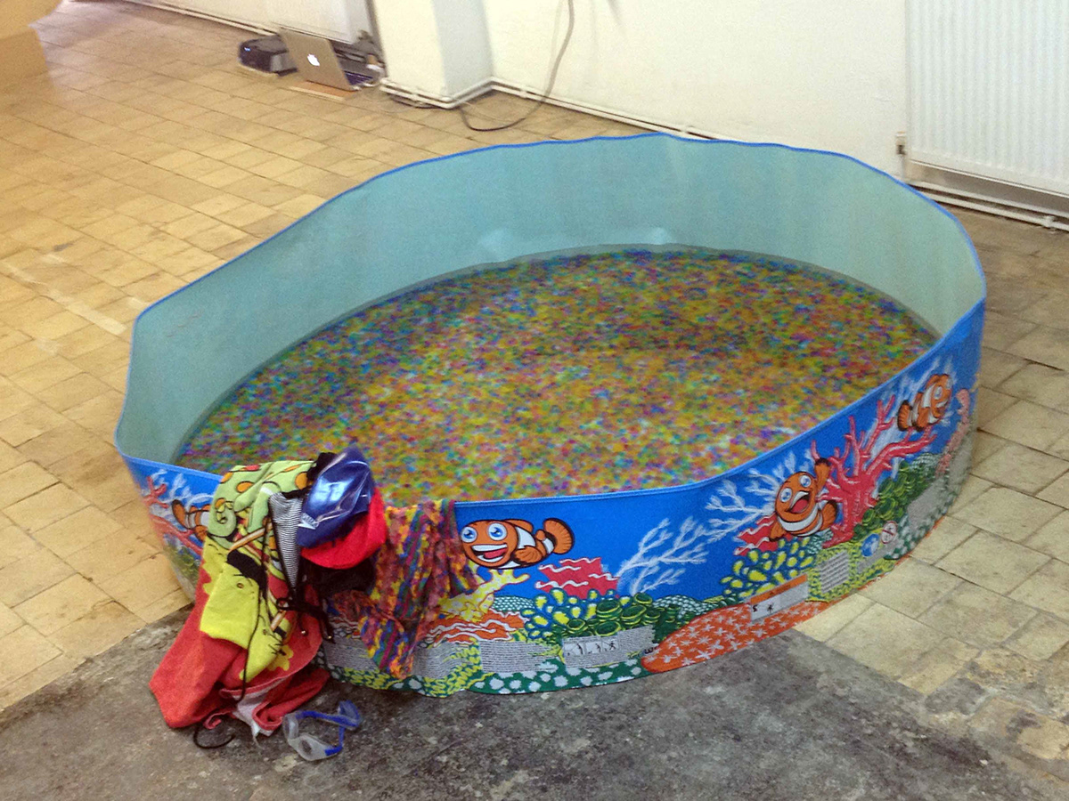 balls water swimming pool colour