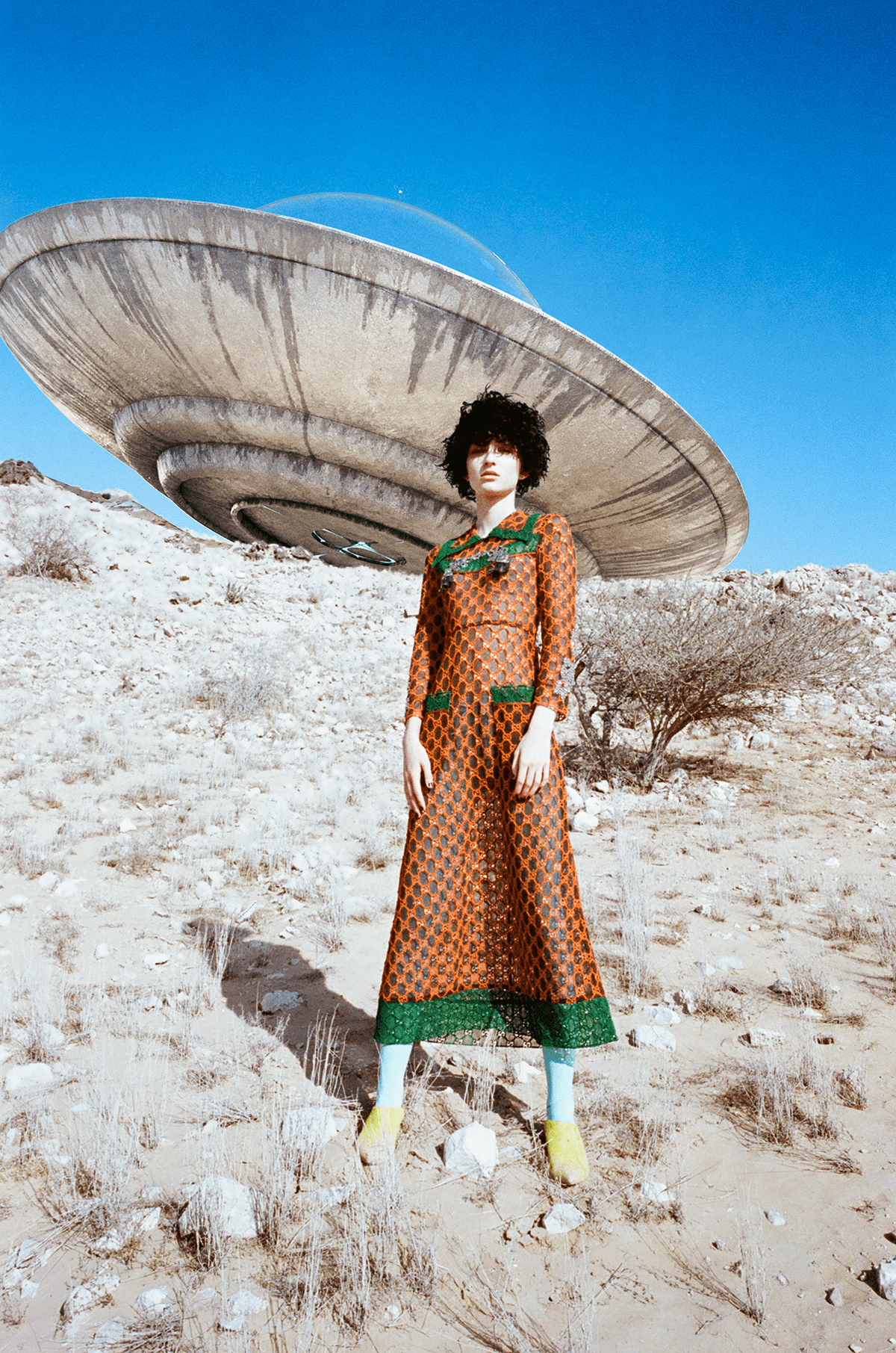 3d Visualisation campaign corona render  desert dubai Fashion  spaceship UFO мода