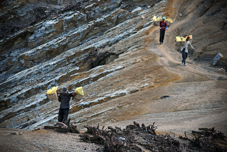 indonesia java volcano Miners Workers life sulphur