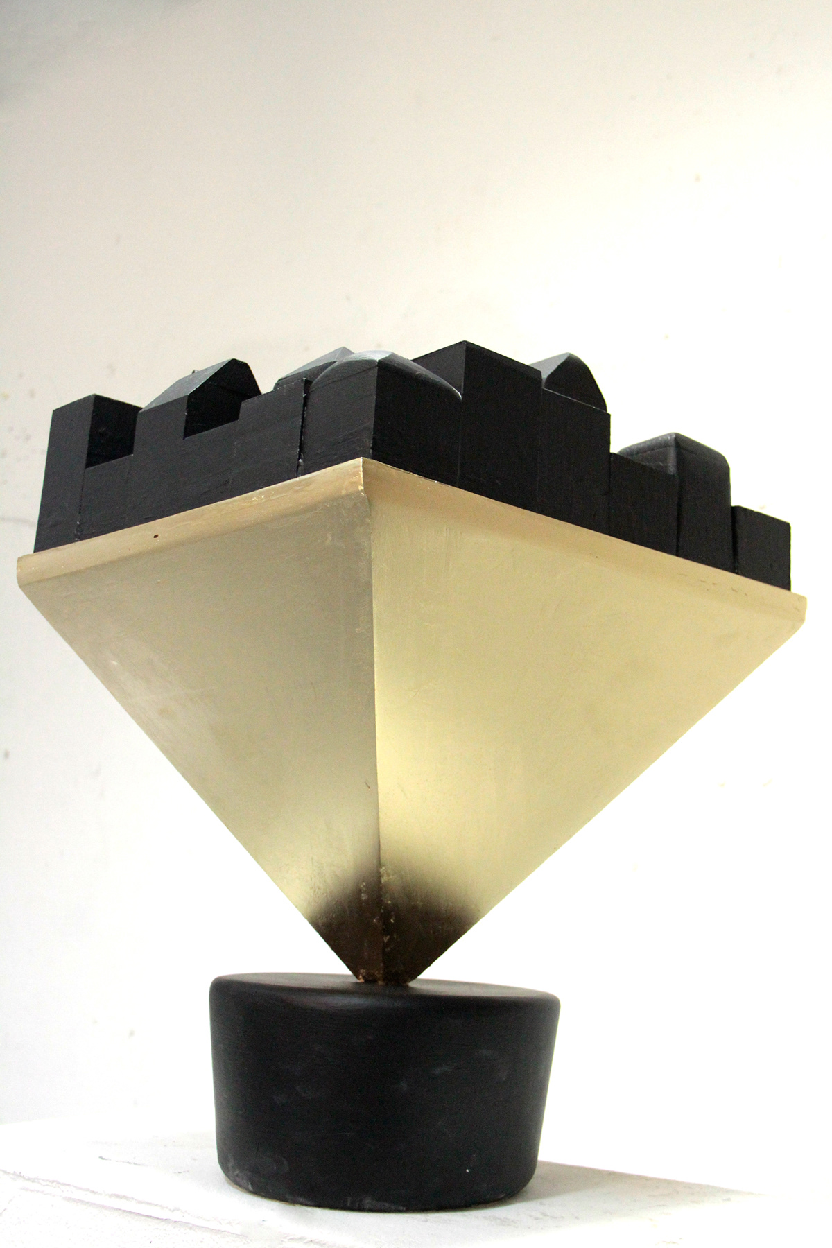 3D object design gold pyramid black sculpture plasture Paris louvre monument golden