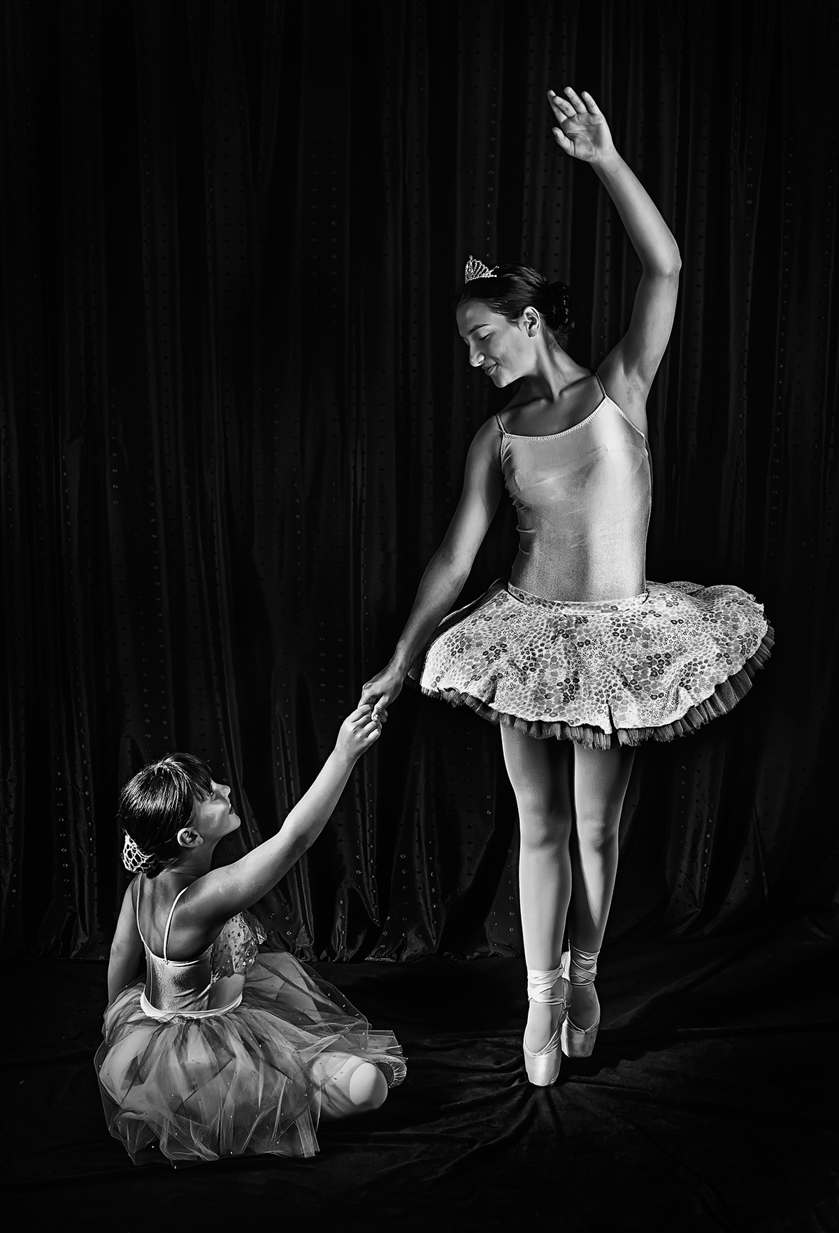 Classic DANCE   girls b&w danza bailarinas dancers Sisters Hermanas