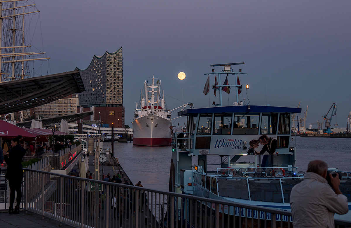 moon BLUEMOON Vollmond hamburg harbour hafen elbe