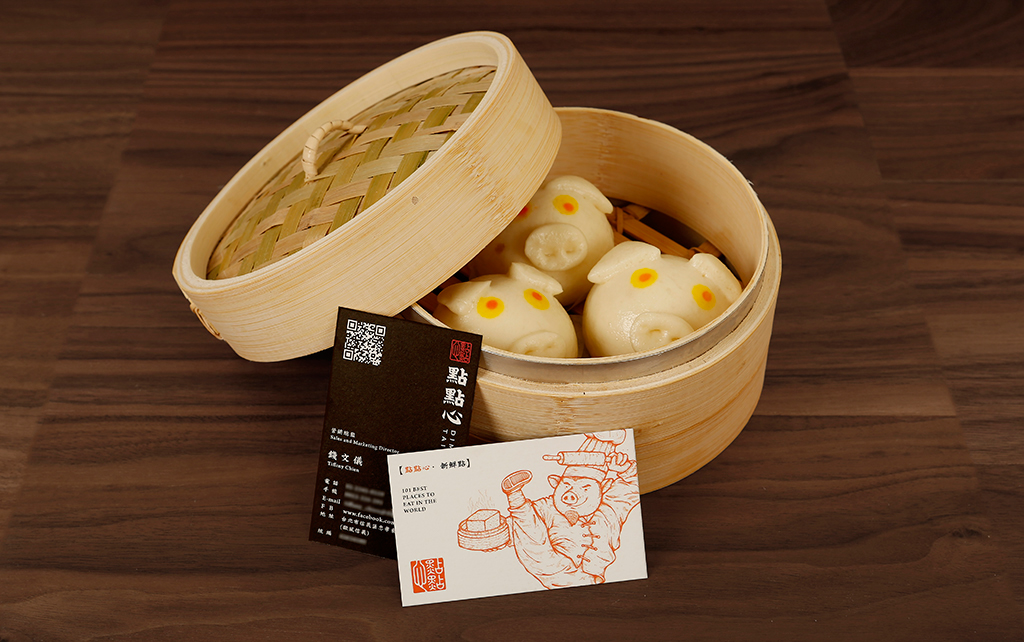 chinese pig kongfu Food  wood hand-painted logo graphic restaurant hongkong