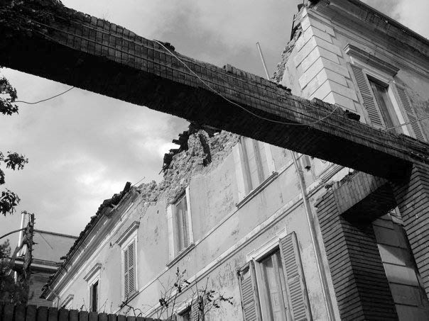 L'aquila terremoto italia strade città macerie earthquake vigili del fuoco Fotografia black and white