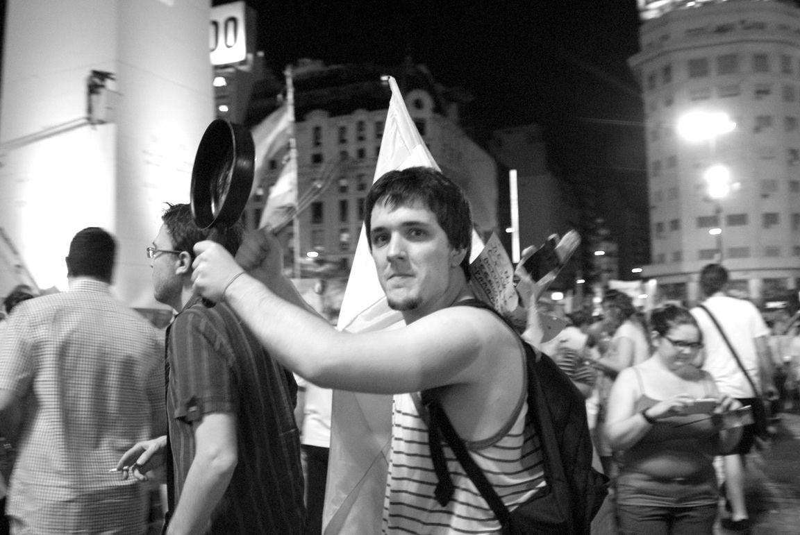 argentina buenos aires protest 8N government protest black and white dog street vendor boy obelisk
