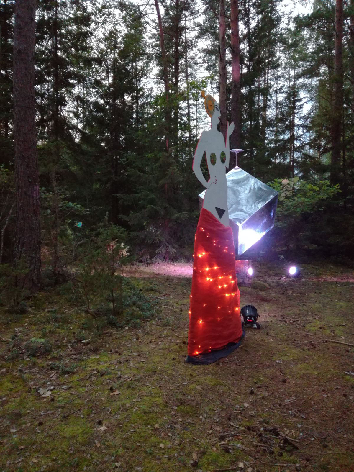 mirror cube installation figure woman kinetic art artist Yaga festival woods forest