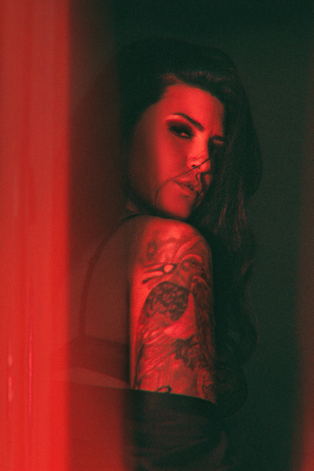 redneon neon French hakueizm model inked tattoo Photography  retouch redlight