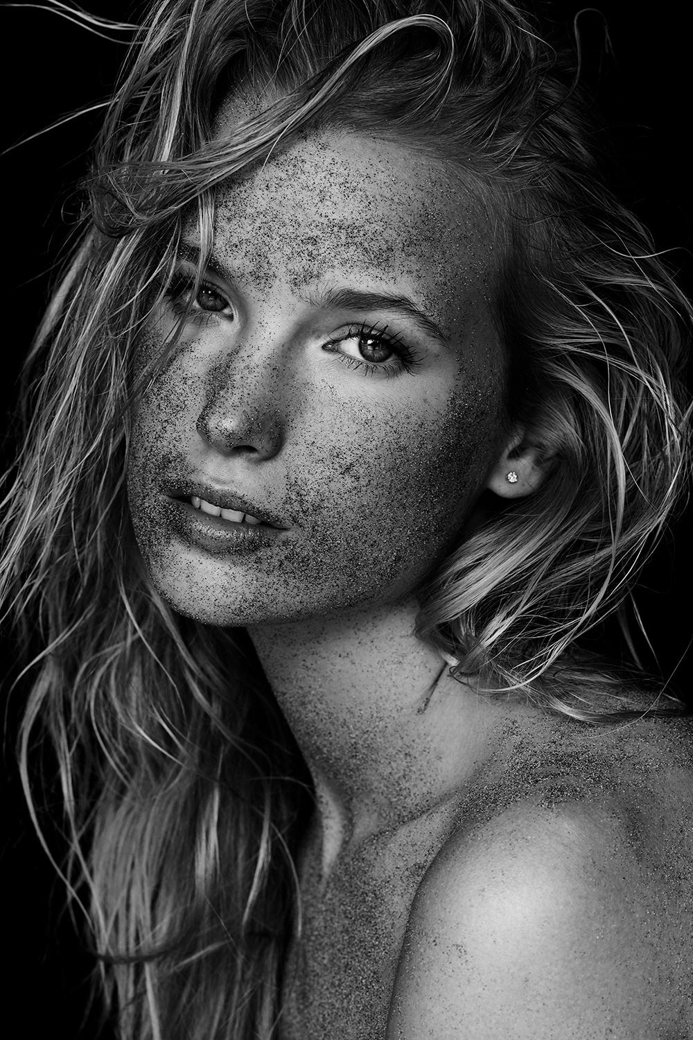 sand series portrait black and white beauty sensual body sand beach blonde anna dyszkiewicz