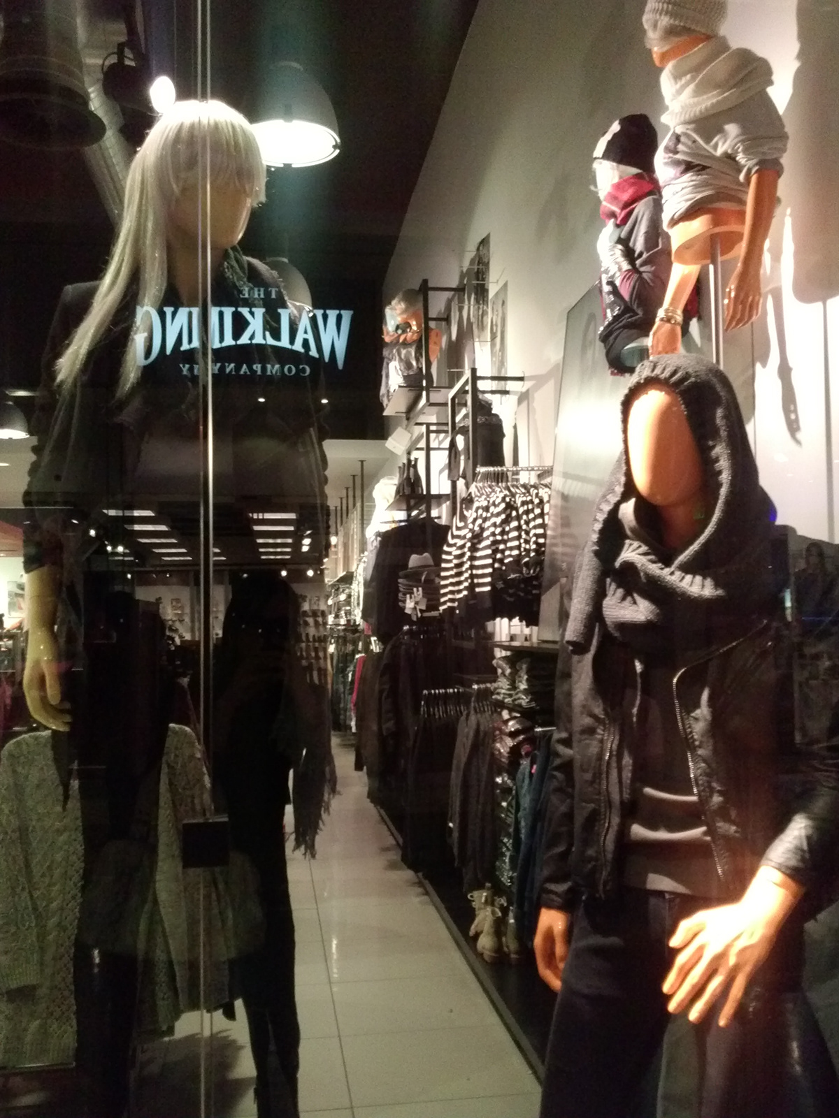 indoor visual styling  windowsetup merchandising mannequins