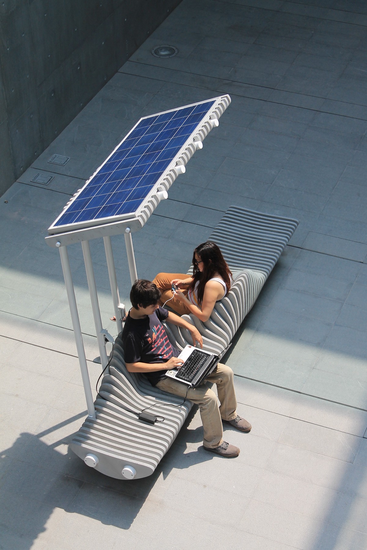 bench outdoors concrete solar power furniture seating mobiliario cemento Energia Solar sustentable Mobiliario exterior Paisajismo