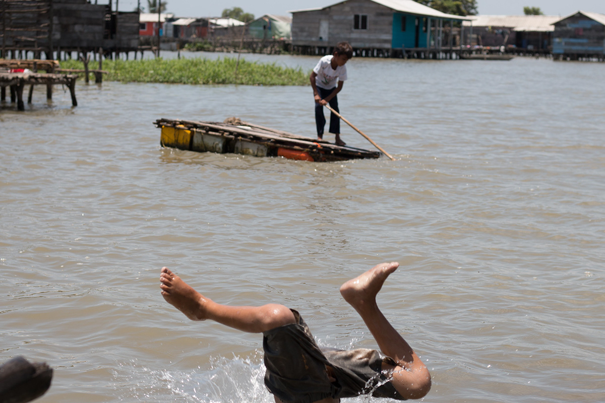 Photography  Documentary Photography photojournalism  storytelling   journalism   Documentary  communities Fisherman colombia Floating town
