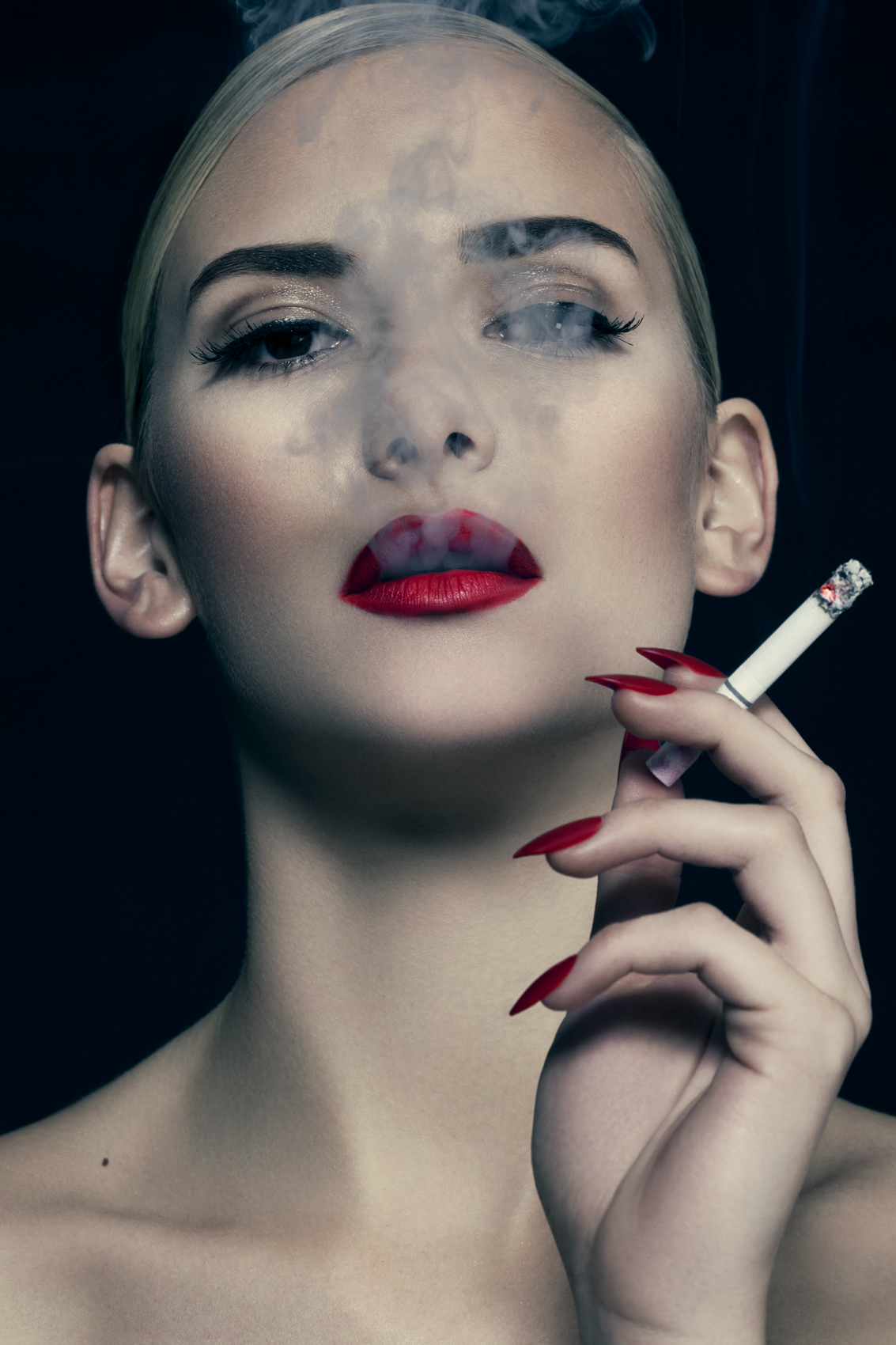 Make Up retouch retoucher postproduction publiched NOI.SE beauty editorial beauty smoke red lips red