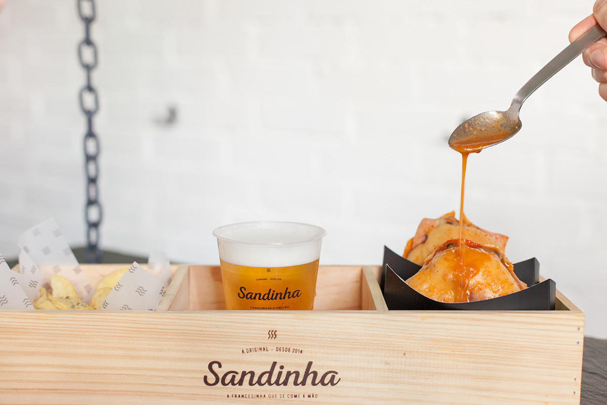 sandinha francesinha Food  restaurant rustic Tradicional porto hand food sandwich Pack logo Web Space Planning stationary industrial