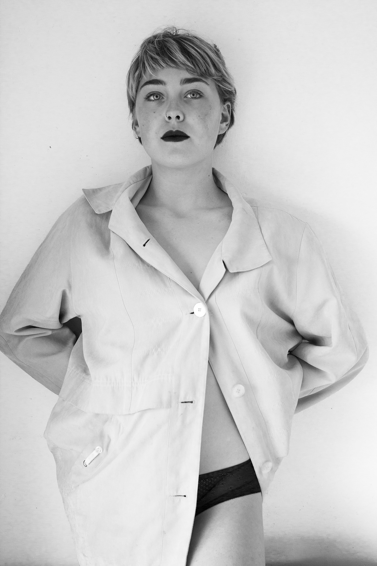 potret black and white photo shoot girl Suus Evy Schoonhoven no lights grey natural calm pure art