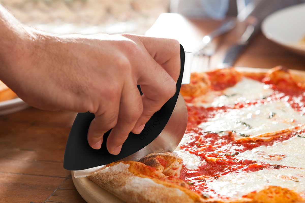 Нож для пиццы необычный. Ножик для пиццы с Пиццой. Слайс пиццы. Пицца Слайс вес.