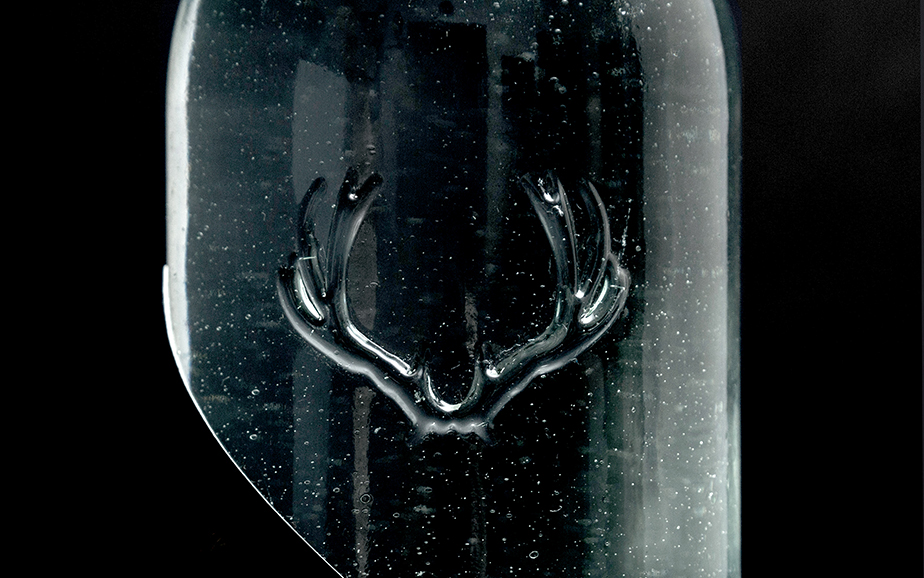 Anagrama mexico mezcal Tinieblo black dark mysterious Label silver foil deer horns bottle drink