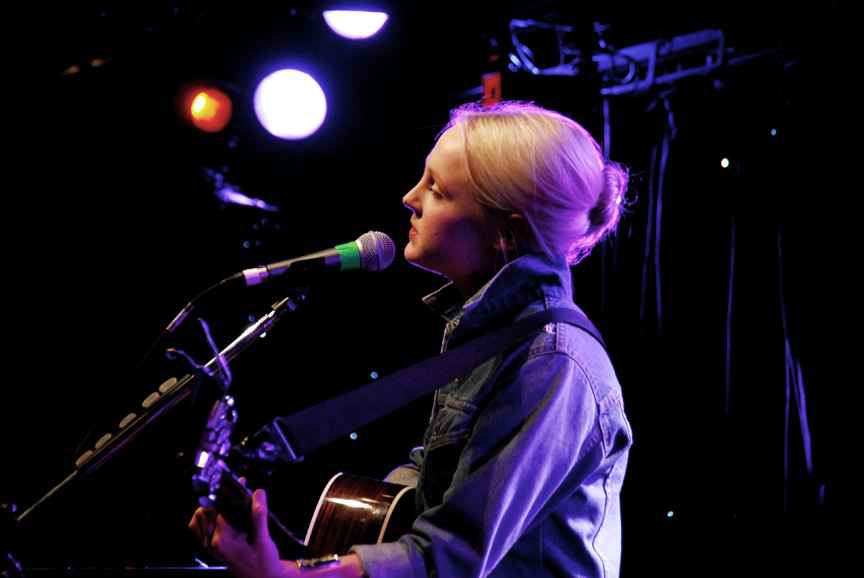 laura marling gig Singer guitar acoustic woman blonde