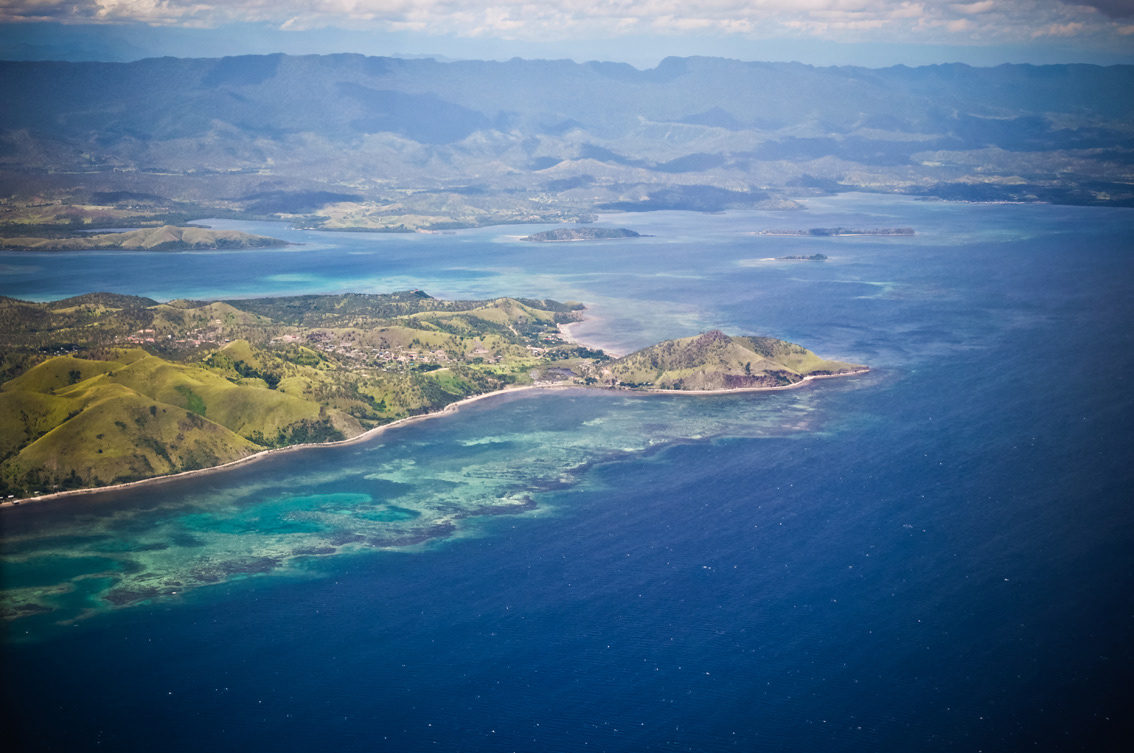 Island Papua New Guinea wyspa Loloata Island Papua Nowa Gwinea blue green sea water hill png