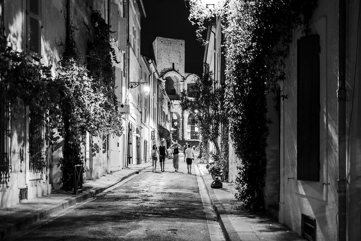 black and white street photography monochrome night france candid Photography  arles canon eos r6 les rencontres d'arles