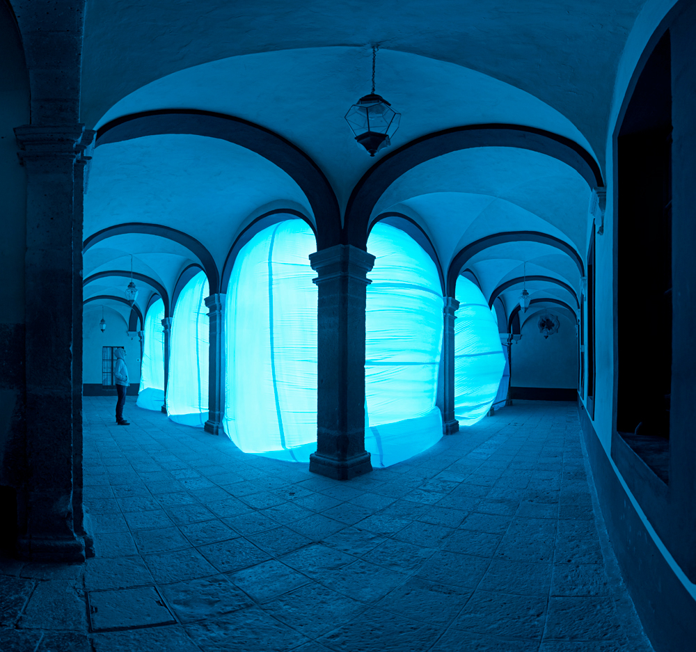 el claustro CutOut Fest mexico penique productions penique plastic air inflatable installation ephemeral cloister blue art AZUL colour