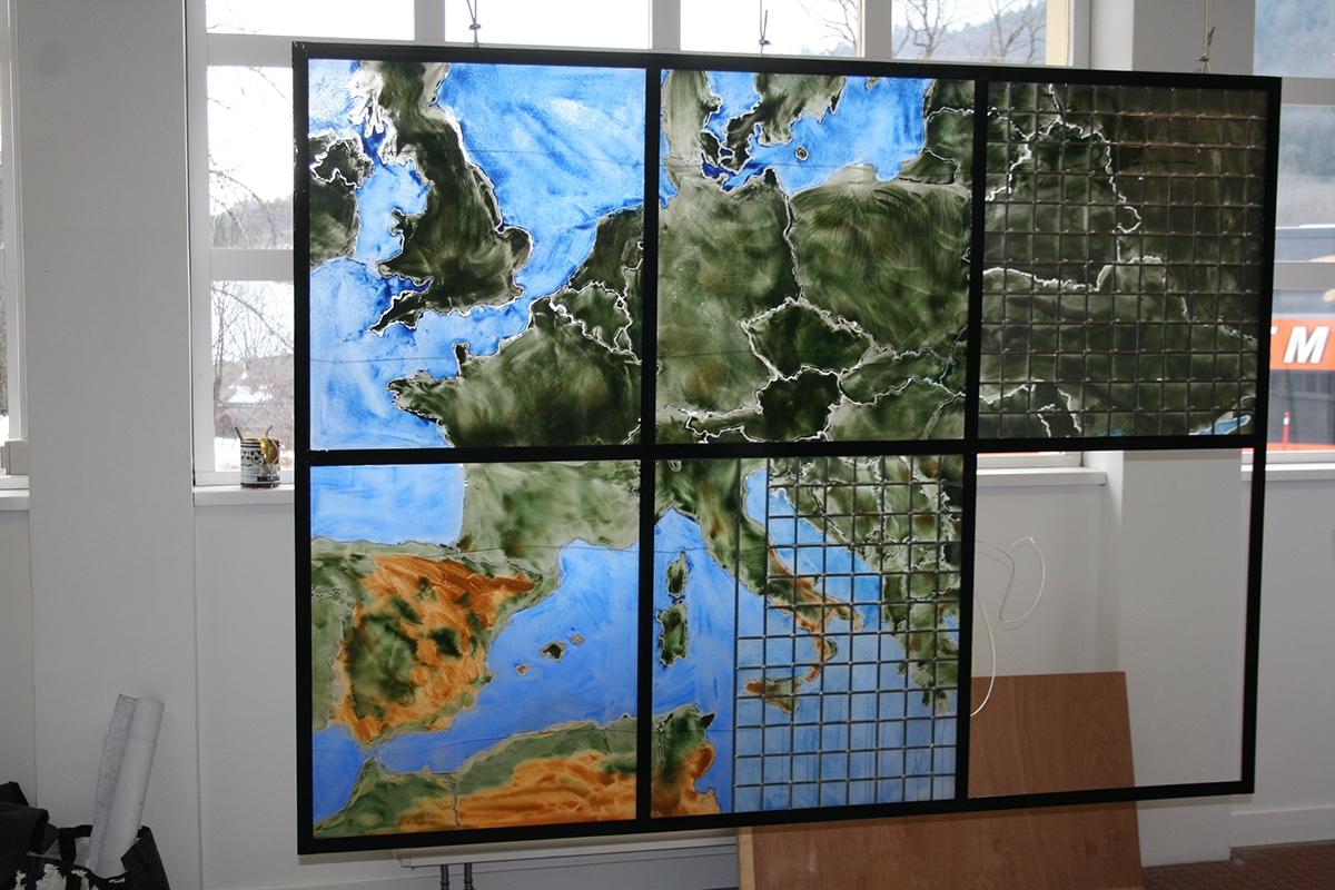 Cartographie de l'Europe en vitraux représentation des migrants et naufragés de la mer Egée