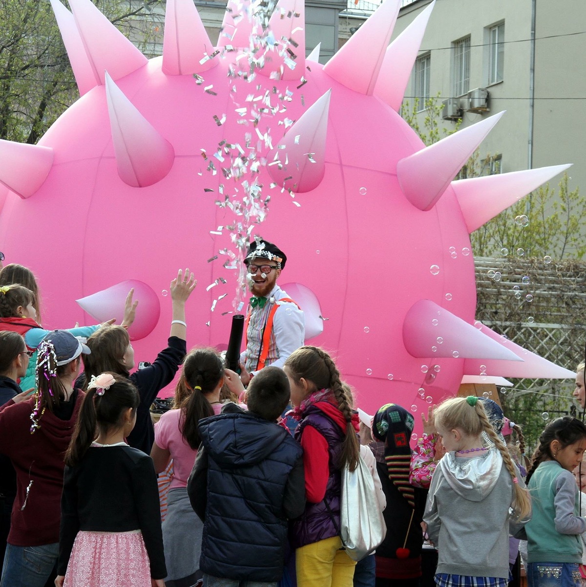 pollen giant baloon colour air spring summer openair festival music dj park Space  art inflatable installation