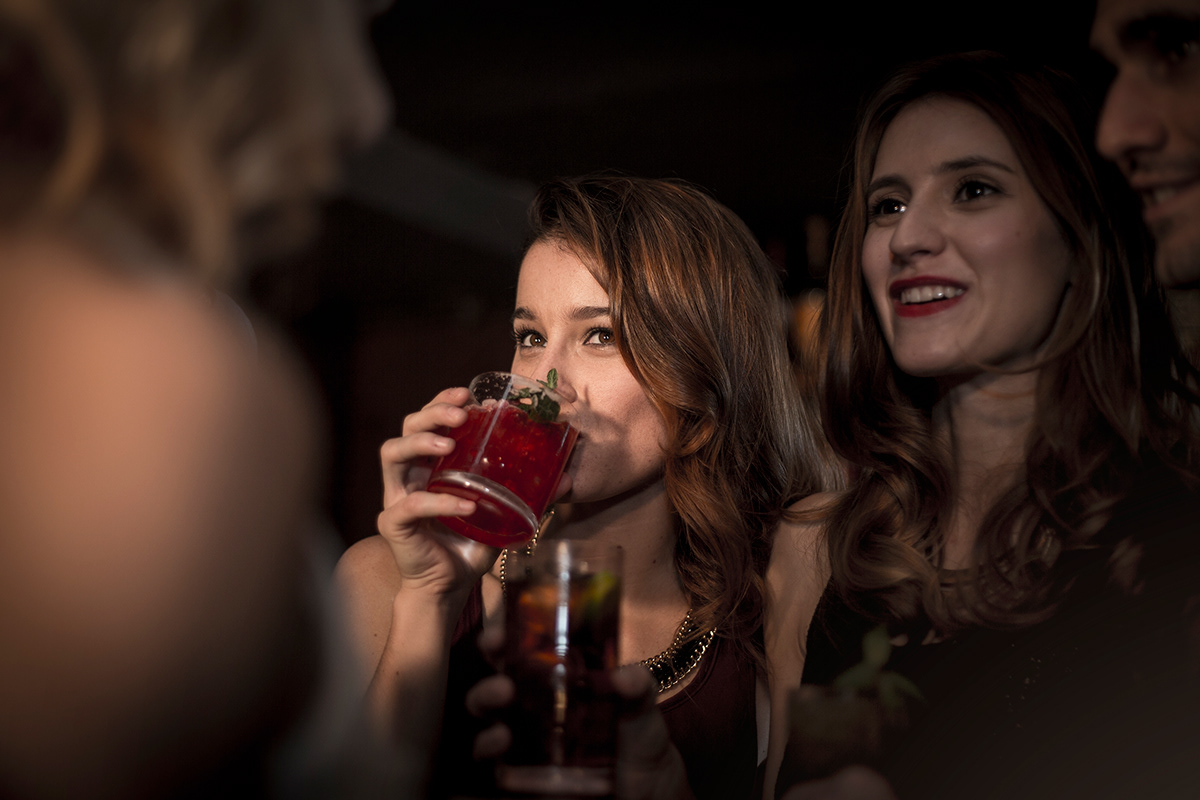 cocktail drinks friends photo bar