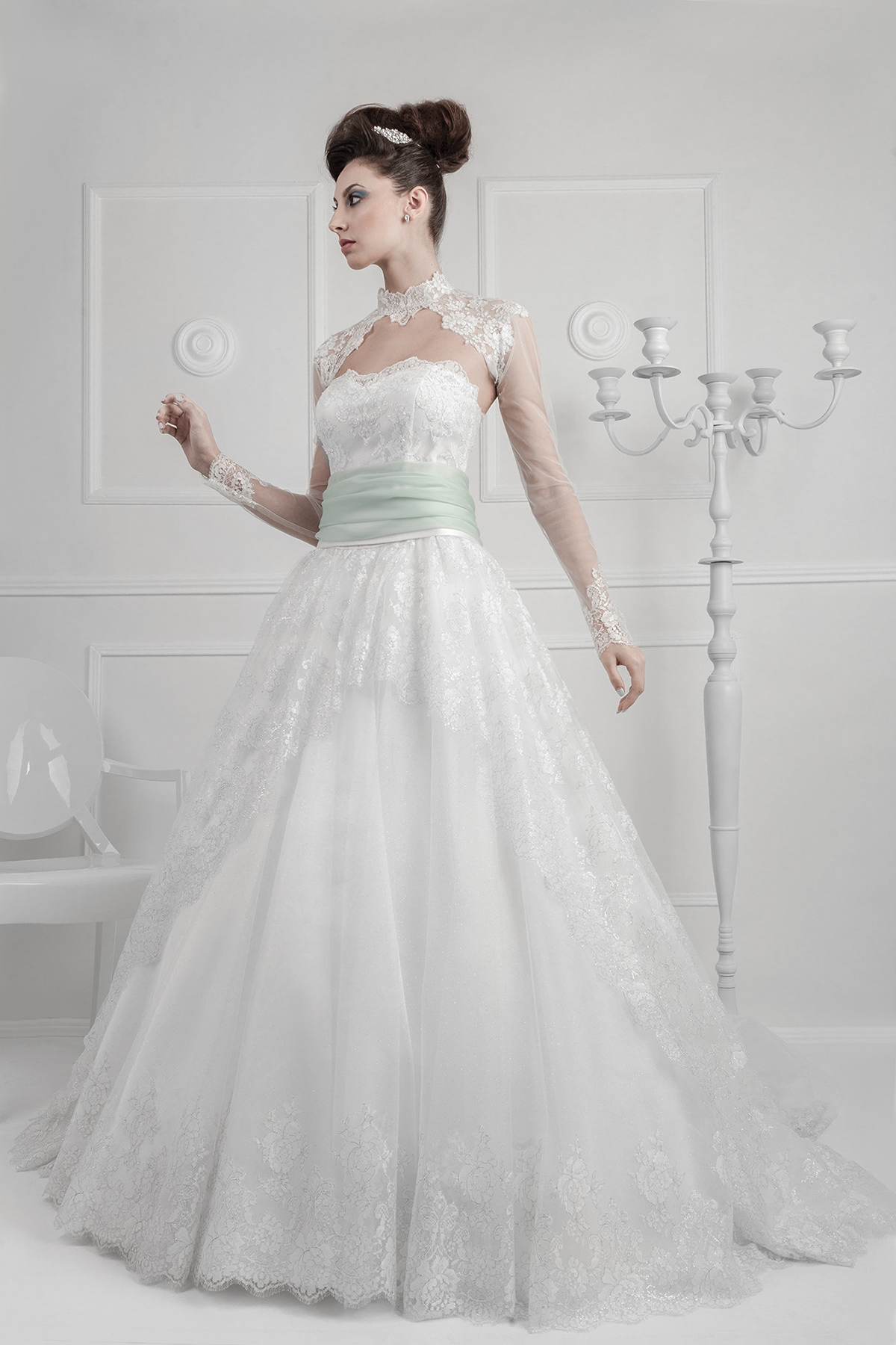 WEDDING DRESS studio model ligt total white wedding