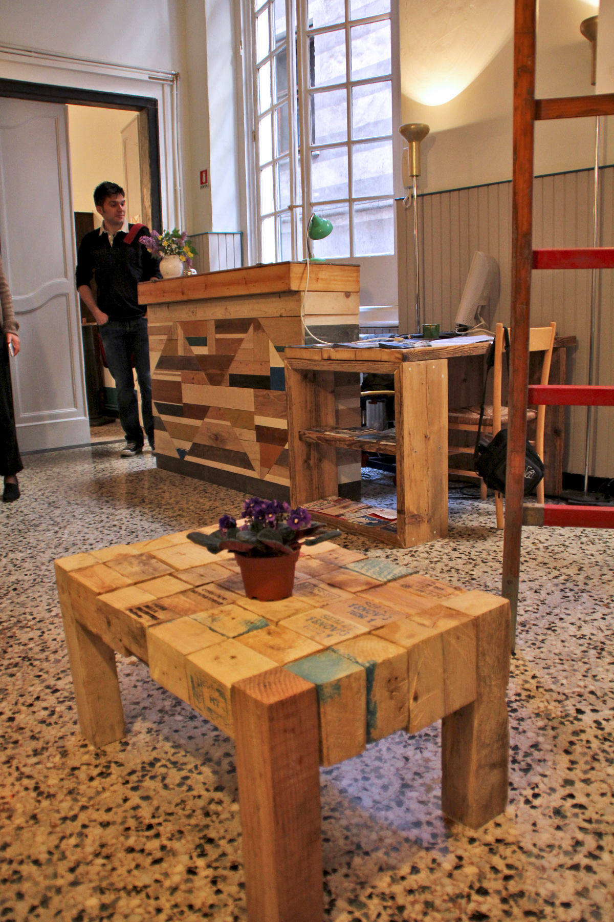 hostel genova Ostellin Gruppo Informale Pallet reclaimed furniture recycle wood Partecipated planning design autocostruzione ostello