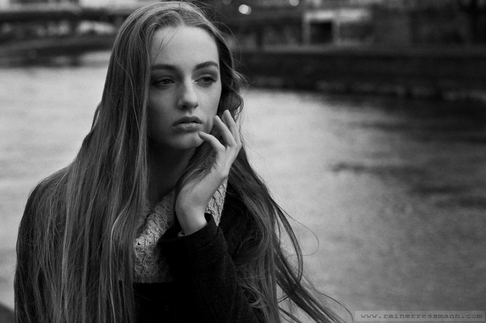 woman photographer monochrom vienna austria model coat Black&white photo editorial