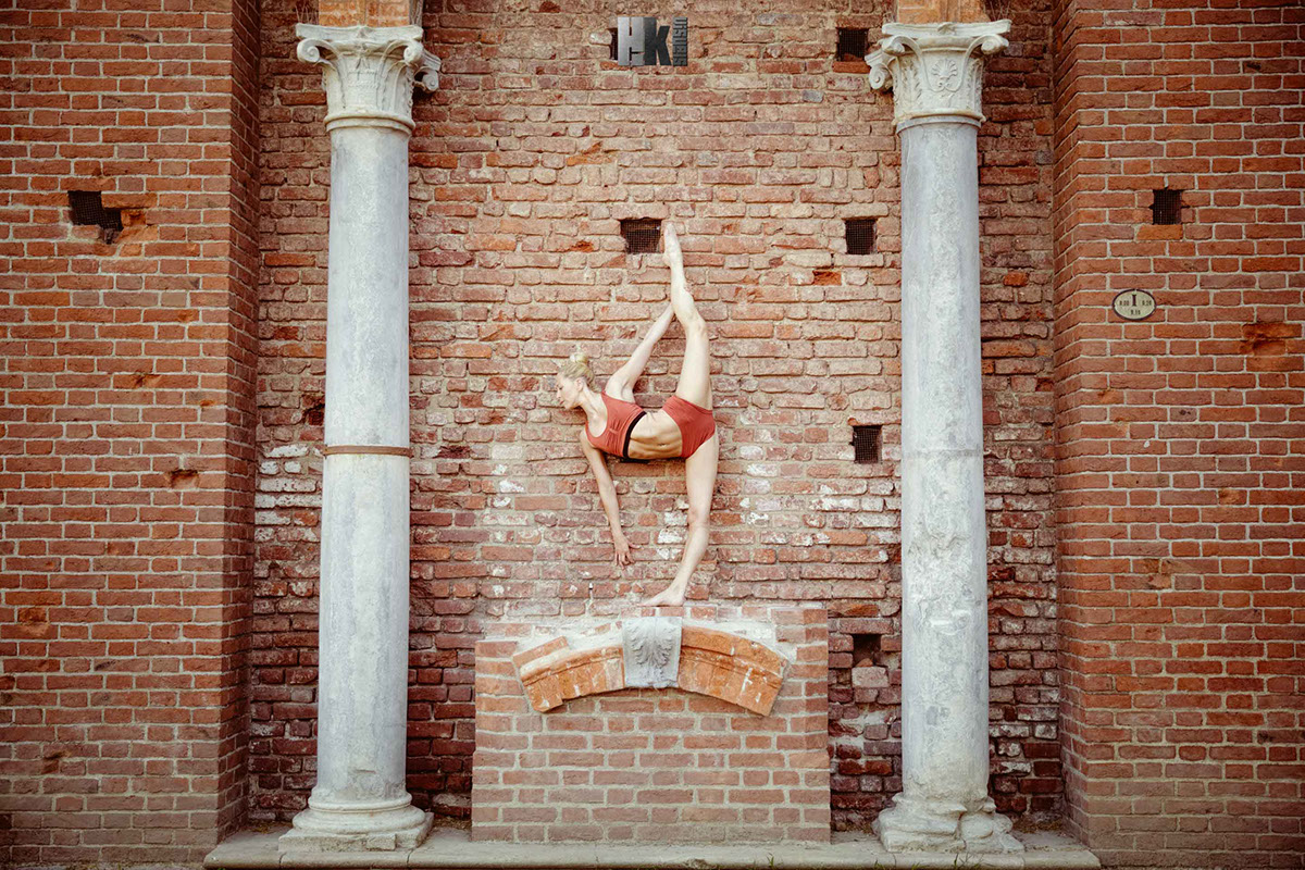 Urban pole dance pole artist milan milano Italy arco della pace DANCE   dancer woman