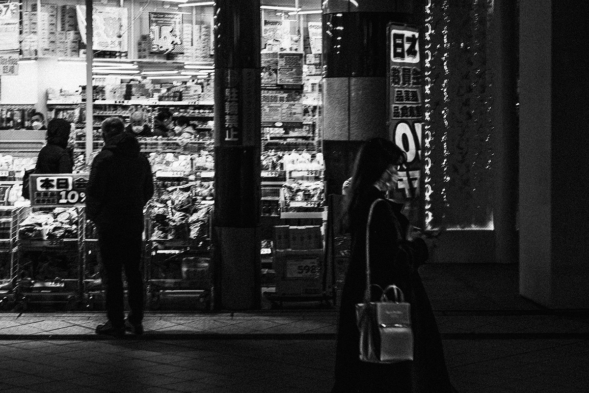 black and white city geisha japan kyoto monochrome night noir et blanc nuit street photography