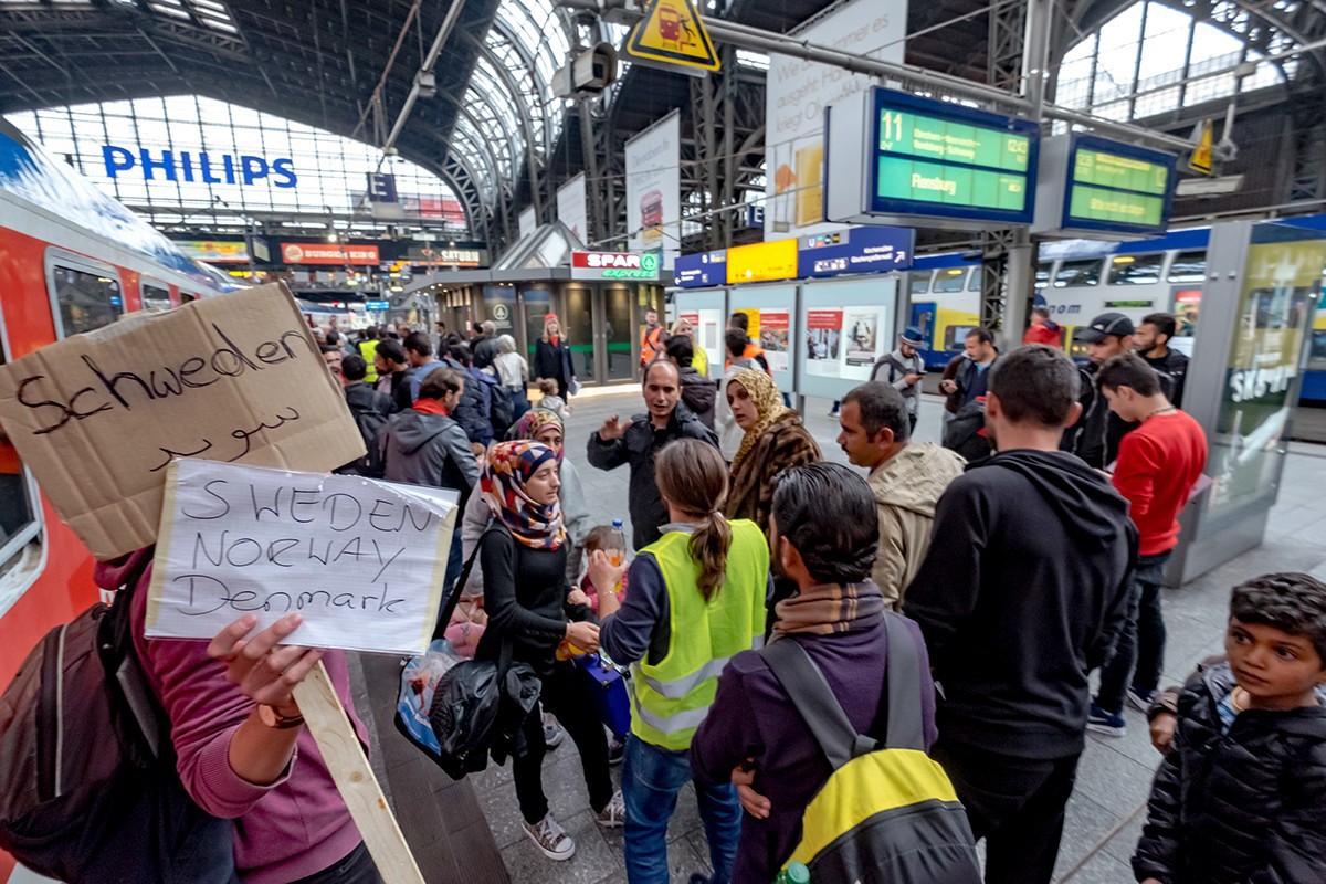 Asylanten Hauptbahnhof Bahnhof Flüchtlinge Helfer Versorgung REISEN hamburg Deutschland
