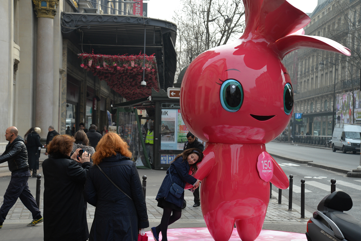 sculpture street marketing art toy Printemps Haussmann mascotte rose