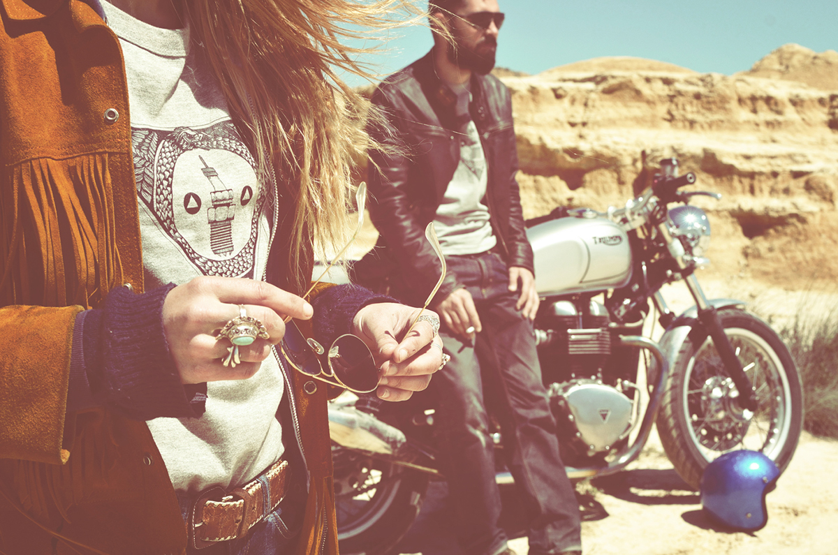 bardenas Bike motorcycle spain desert vintage triumph couple teeshirt kreatica dit cheyenne