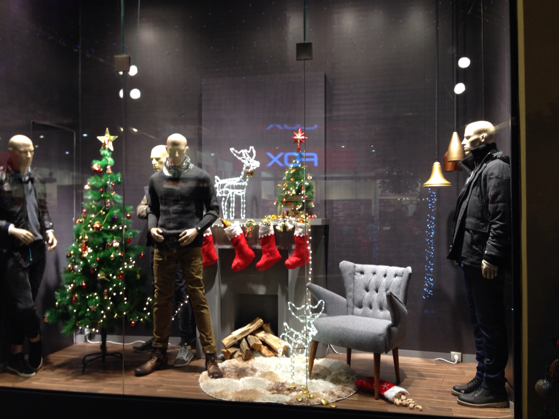 windows display Visual Merchandising mannequins stores interior design 