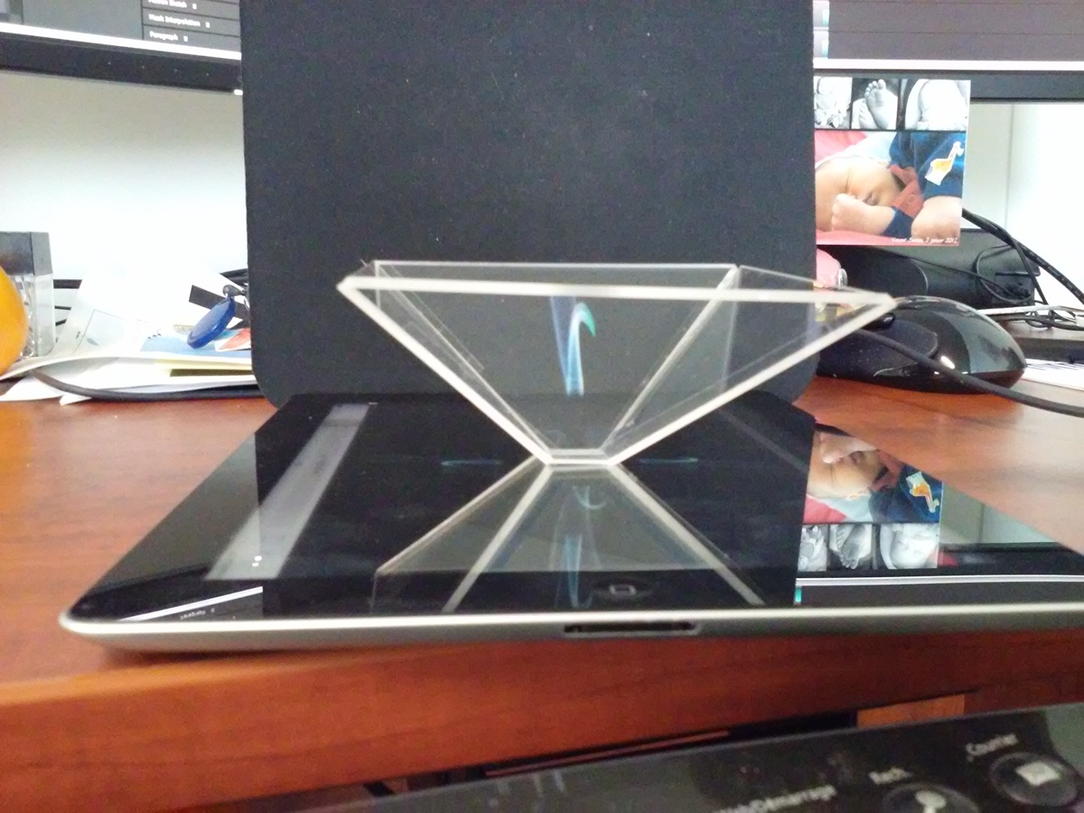 Hologramme pyramide appareil mobile