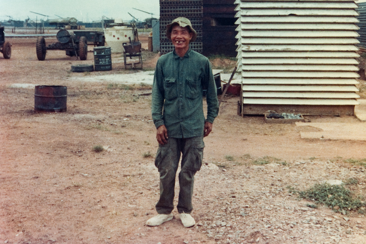 vietnam  vietnam war Dave Staniszewski  john sisson photohtaphy sissonphotography CH-47 Chinook agent orange war photography phu loi 213 ASH BlackCats Documentary  Documentary Photography