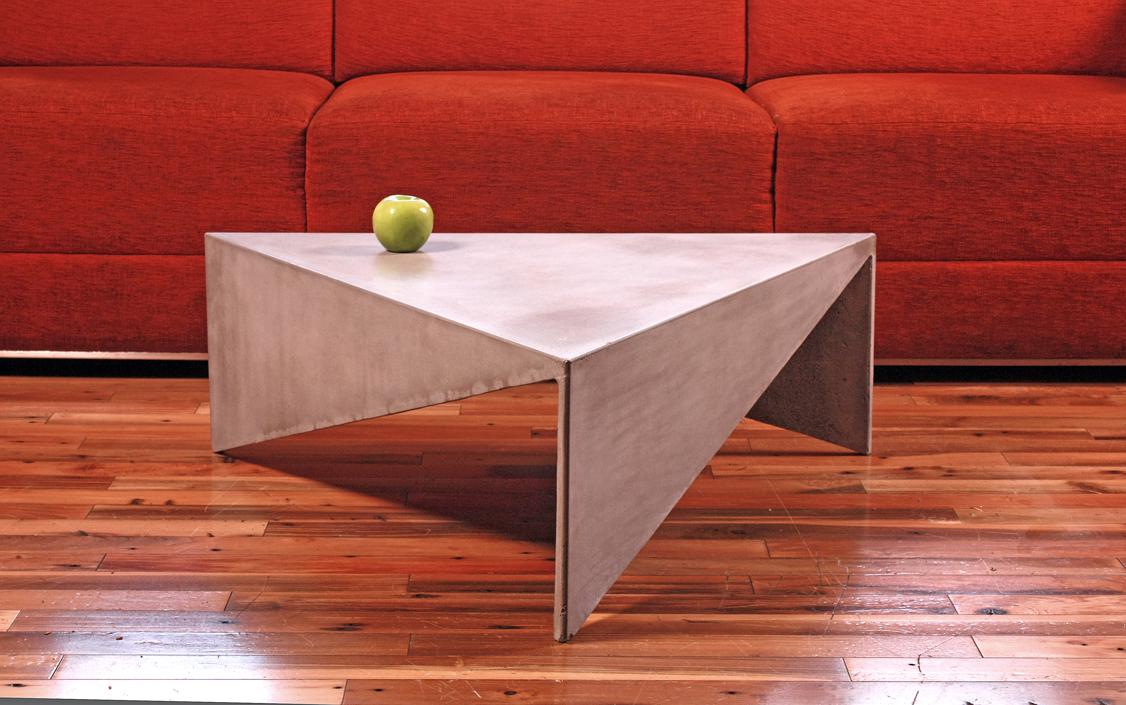 Треугольные столики. Журнальный столик из бетона. Креативный стол. Треугольный стол. Треугольный журнальный столик.