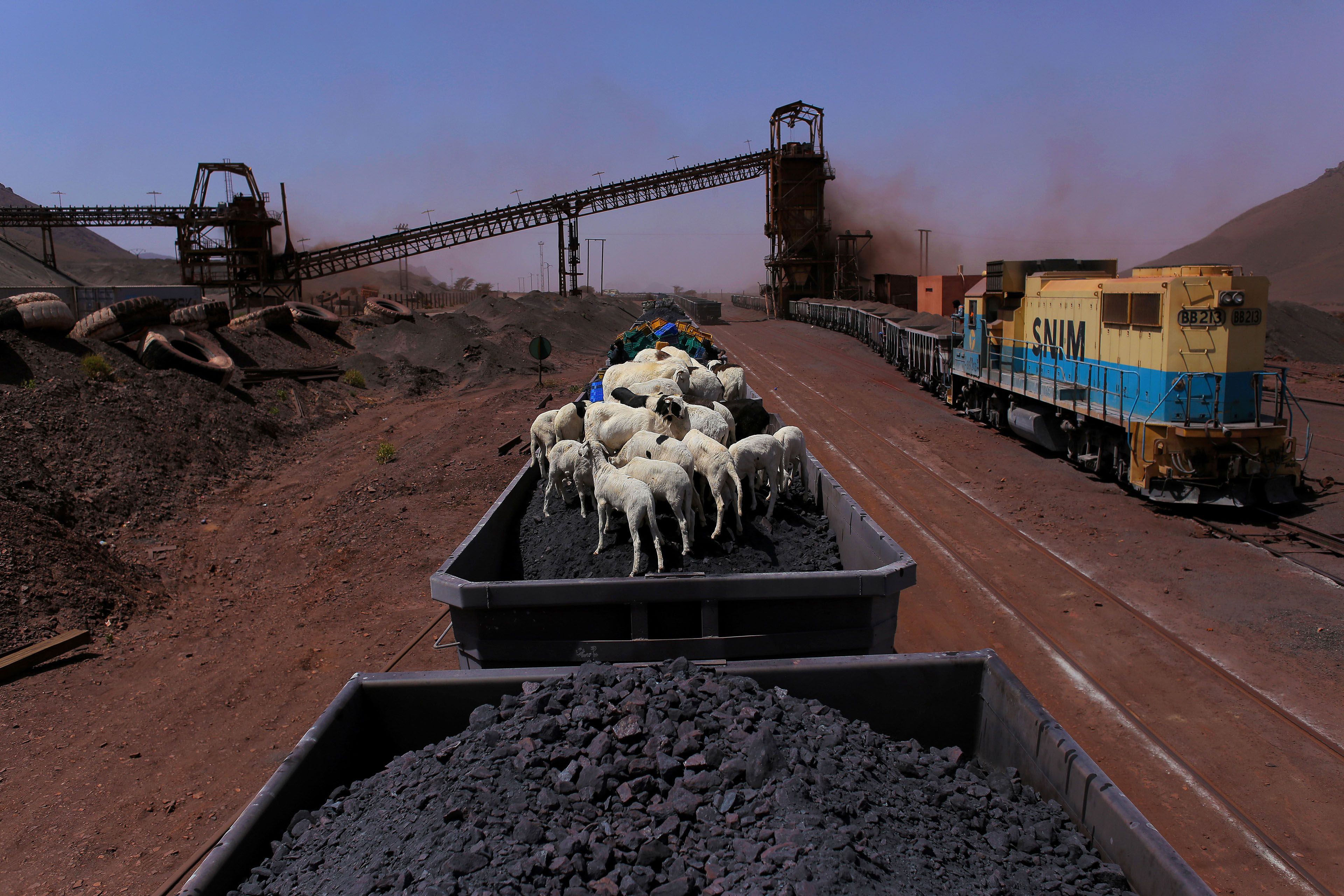 Уголь железная дорога. Мавритания поезд с железной Рудой. Мавритания железная дорога. Мавританская железная дорога горнорудная. Железнодорожный поезд в Мавритании железной Рудой.
