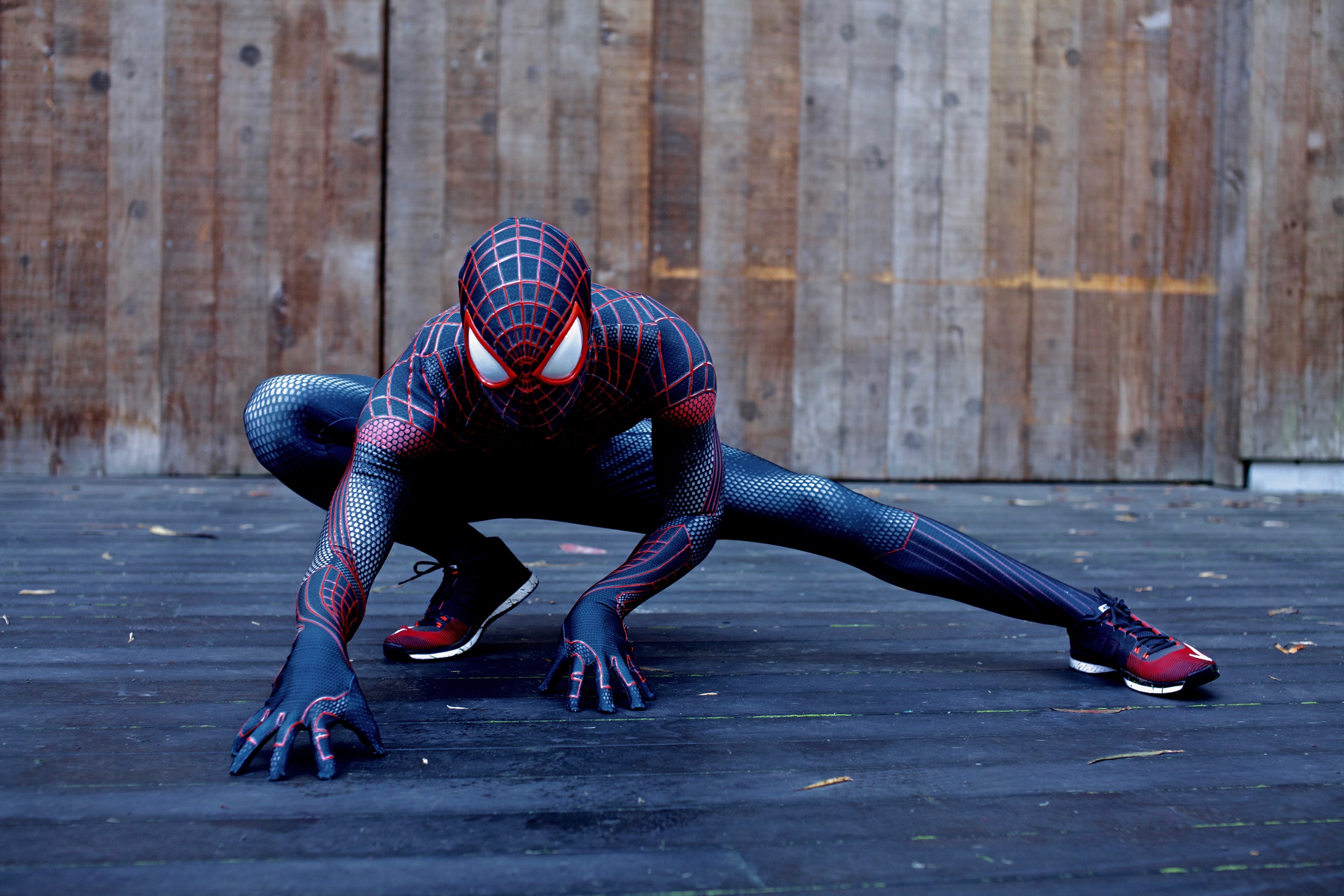 Скачайте настоящего человека паука. Майлз Моралес косплей. Человек-паук (Майлз Моралес) косплей. Человек паук Спайдермен. Спайдер мен Майлс Моралес.