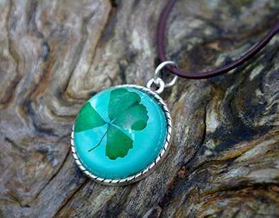 4 leaf clover resin necklace.