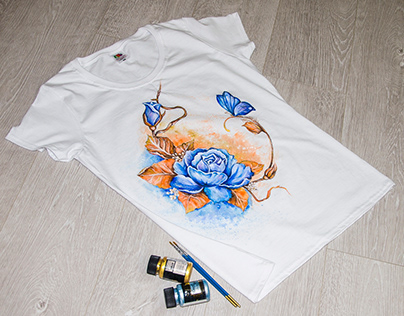 Hand-painted t-shirt with the flowers