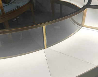 Curved Glass Display for an US Jewelry Brand