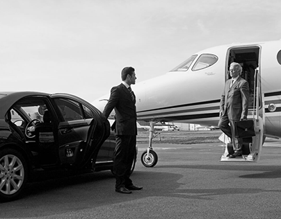 What are the benefits of using a private limo service?