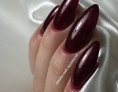 Glittering wine-colored gel nail polish