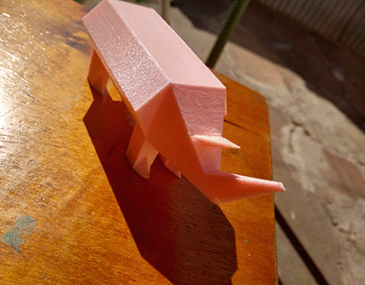 Maqueta de rinoceronte formado por poliedros