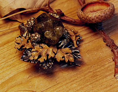 Brooch "Toad in fallen leaves"