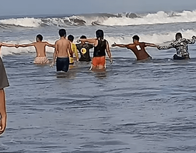 Beachgoers rescue drowning tourist in the Philippines
