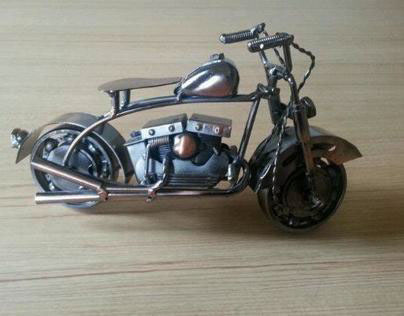 Unglued.......Miniatur HD motorcycle.........By SWHST